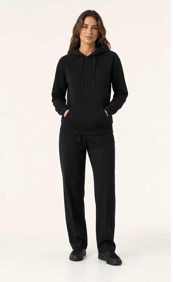 Dames hoodie bedrukken met eigen ontwerp in zwart, vooraanzicht op model
