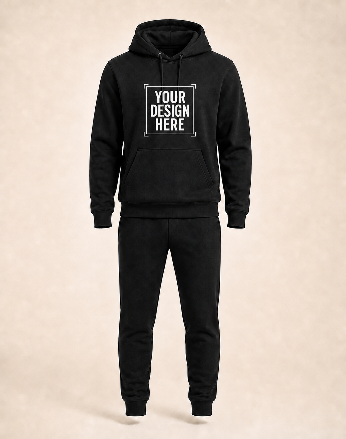 Zwarte hoodie met een subtiel wit Your Design Here-ontwerp en zwarte broek